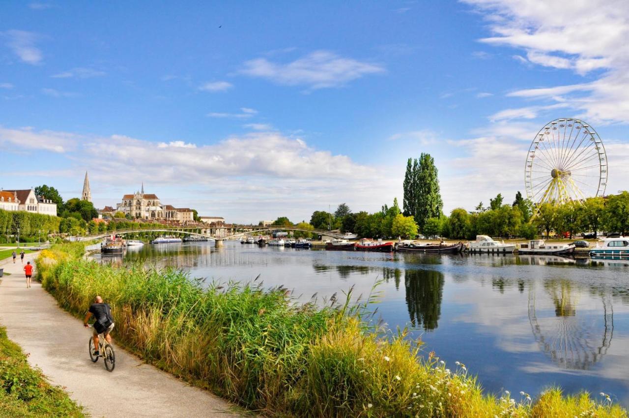 Апартаменты Charme Plein Coeur Auxerre - Parking Prive Экстерьер фото